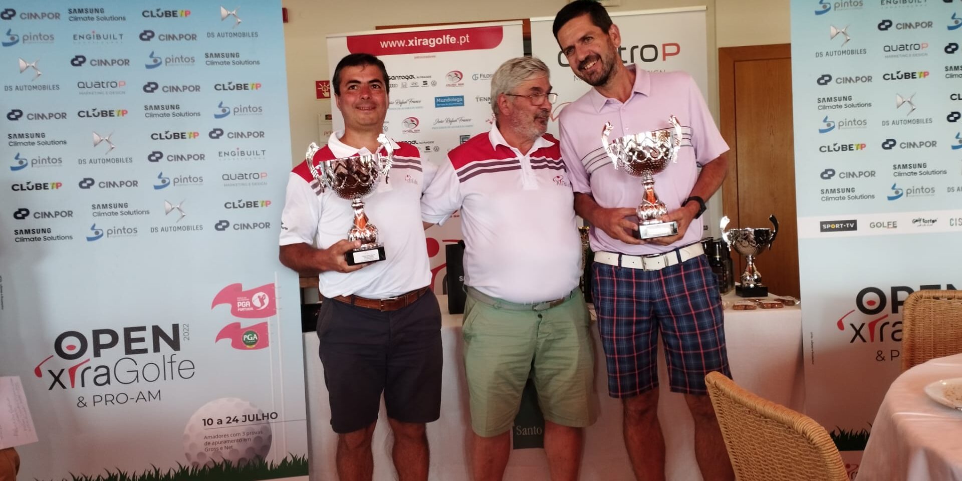 Os campeões do Pro-Am Cimpor, o amador Carlos Gonçalves e o profissional espanhol Vicente Blázquez, com o presidente do XiraGolfe ao meio,