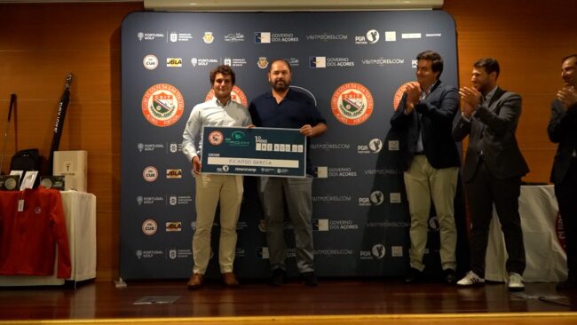 Ricardo Garcia, o campeão, com o cheque e Paulo Quadros o presidente do CGIT, Miguel Gaspar da FPG e Rui MOrris da PGA Portugal, fotografia de Tiago Gonçalves-CN Sports
