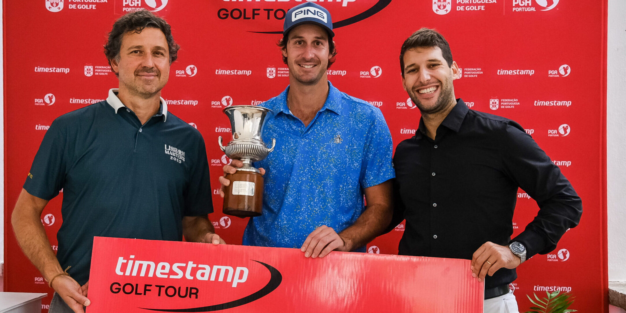 Tomás Melo Gouveia com a taça e o cheque, com os presidentes do Lisbon Sports Club e da PGA Portugal