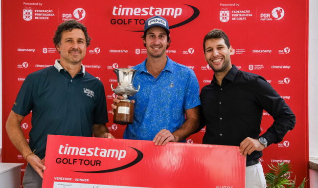Tomás Melo Gouveia com a taça e o cheque, com os presidentes do Lisbon Sports Club e da PGA Portugal