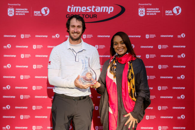 PR – Tomás Melo Gouveia com o troféu de n.º1 e Maria Coelho