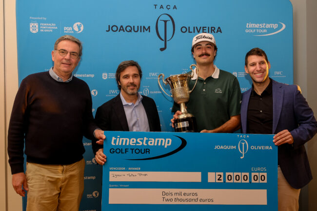 PR – Ignácio Mateo, com a taça e o cheque, fotografia de Rodrigo Gatinho-FPG